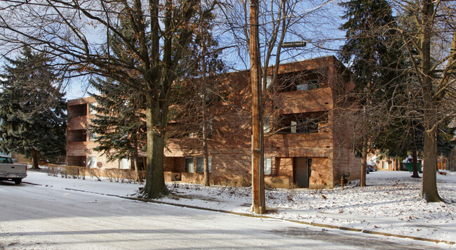 Building Photo - Roberta Gardens Apartments