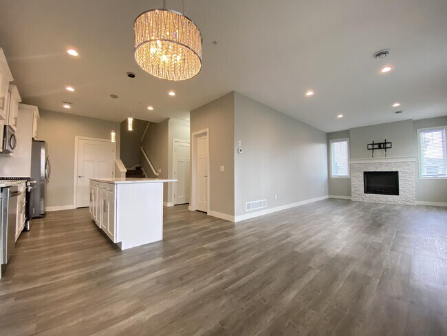 Building Photo - 670 Stone Haven Dr NE