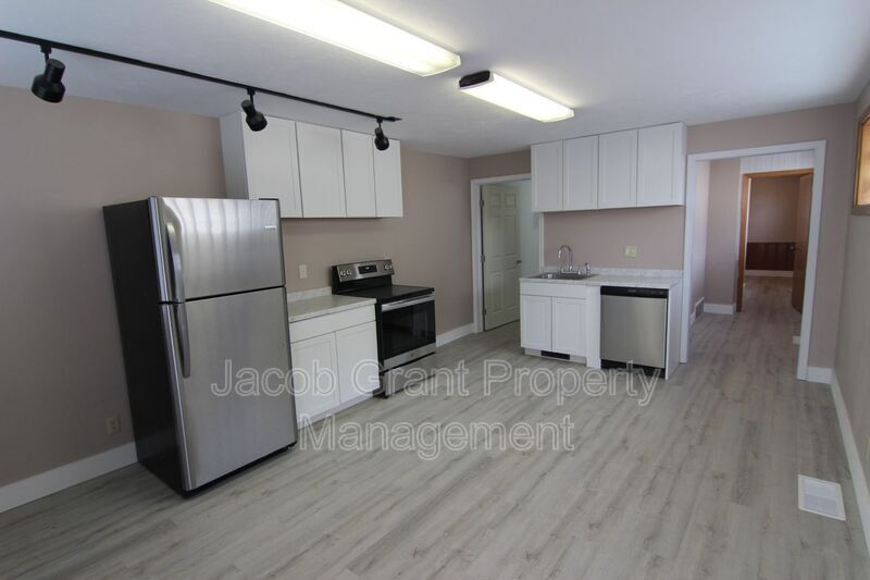 Building Photo - 554 3rd St