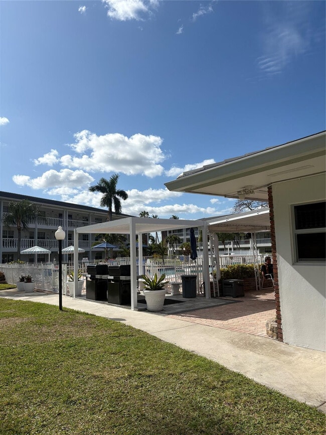 Foto del edificio - 2455 NE 51st St