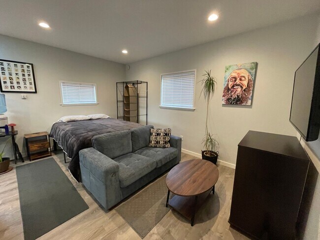 Foto del edificio - Conveniently located studio, available furnished or unfurnished, some utilities included