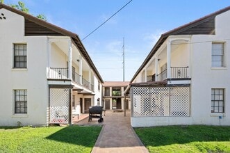 Building Photo - 2963 Greenwood Dr