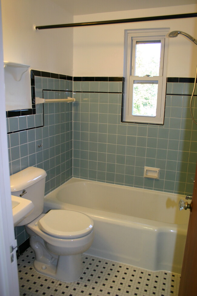 Bath - 1625 Parkline Dr