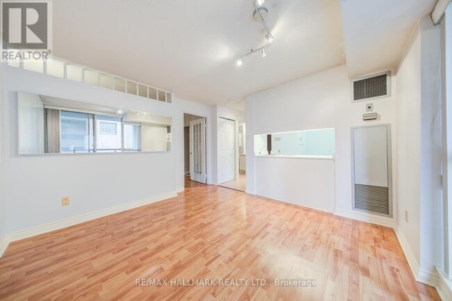 Building Photo - 736 Bay St.