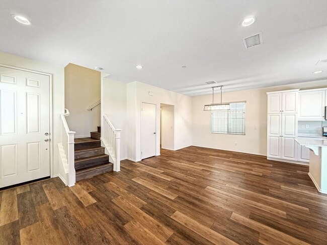Building Photo - Beautiful 3B/2.5BA Home w/ Turf Backyard!