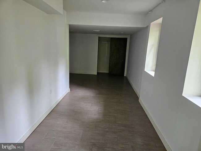 Building Photo - 2 Longford St