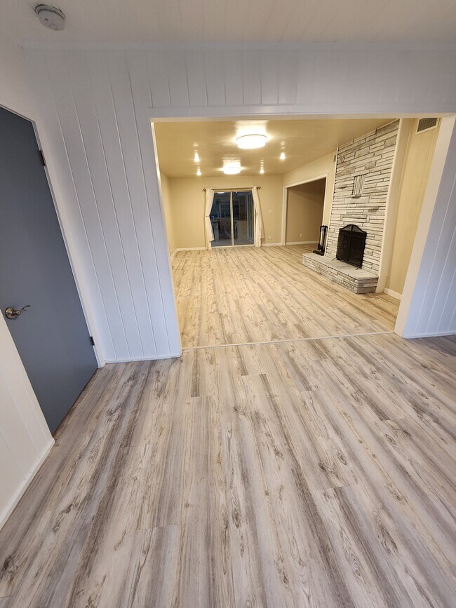 Building Photo - 104 Shoreland Dr