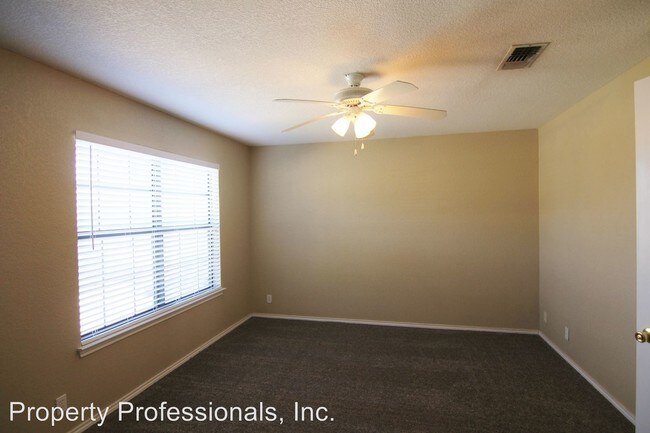 Building Photo - 3 br, 2.5 bath House - 42-A Royal Crest