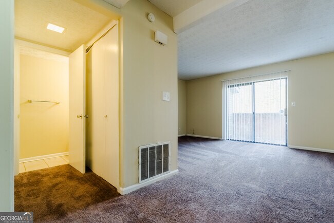 Foto del edificio - 8564 Creekwood Way