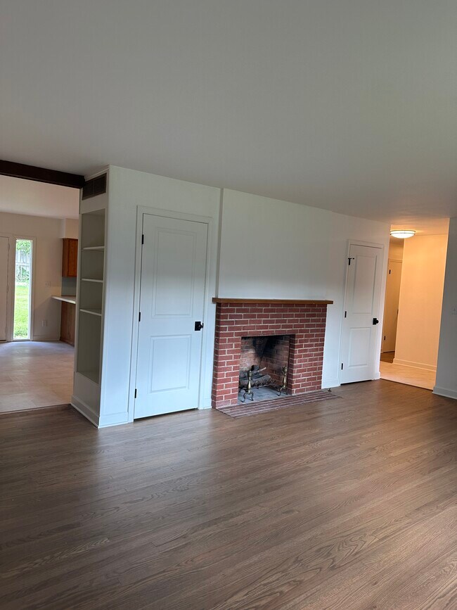 Living open to Dining - 6728 Schreiner St E