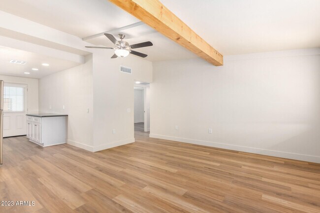 Foto del edificio - 6049 W Laurie Ln