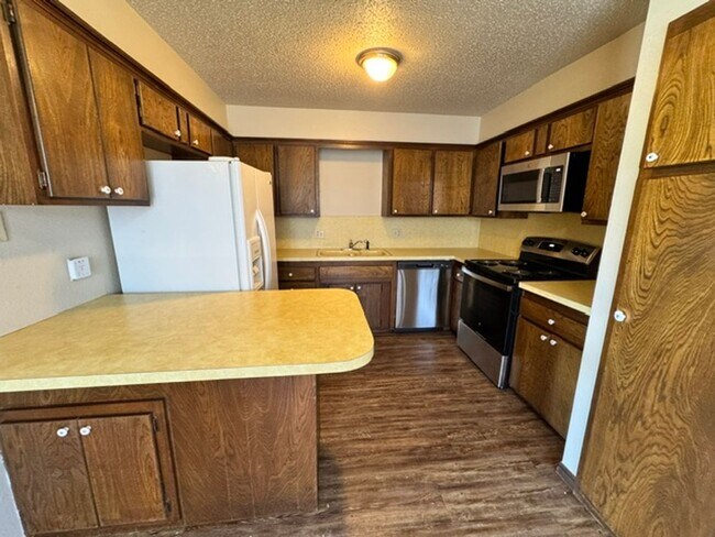 Foto del edificio - 2 Bedrooms, 1 1/2 baths and a 1 car garage duplex for rent in SW OKC near SW 89th and Penn!