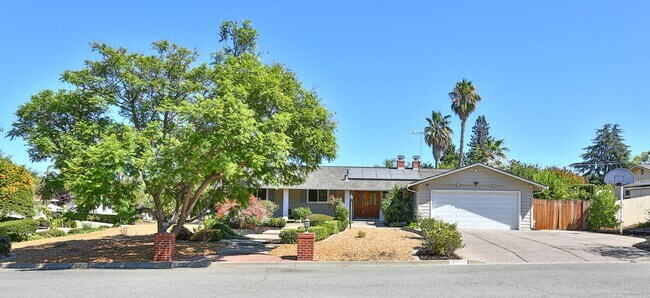 Foto del edificio - Saratoga single story home with Pool, and open Concept Living