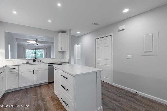 Foto del edificio - 8118 Baymeadows Cir E
