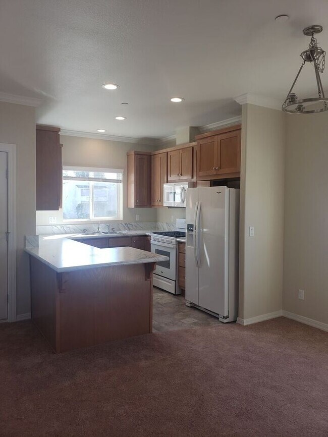 Building Photo - House w/ large private yard and garage (Pa...