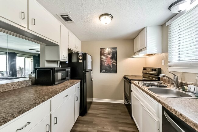 Building Photo - 15919 Golf Club Dr