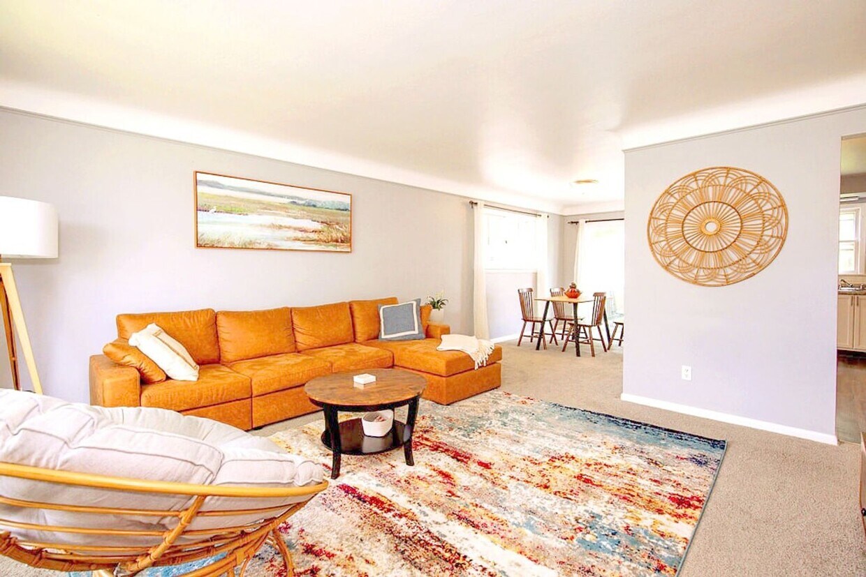 Foto principal - FULLY FURNISHED ACED 3 BED 1.5 BATH SINGLE...