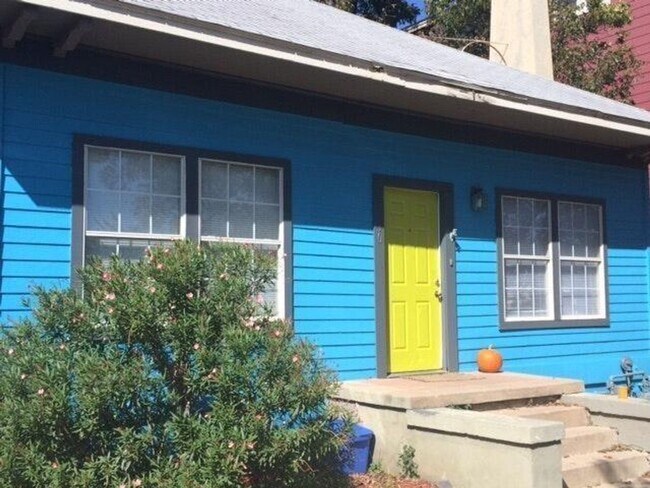 Foto del edificio - Two Homes 10 Bedroom 5 Baths Near UT Campus