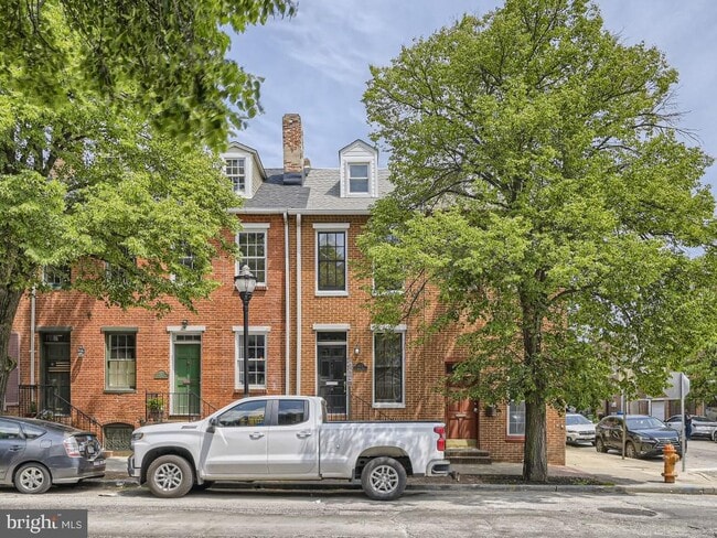 Building Photo - 827 S Charles St