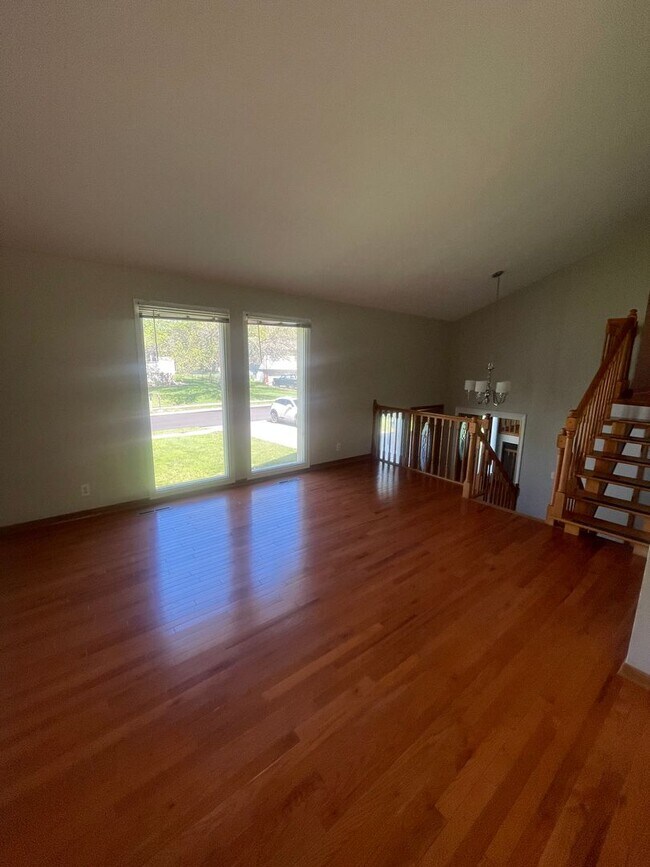 Building Photo - Welcome Home! Charming 3 Bed, 2 Bath House...