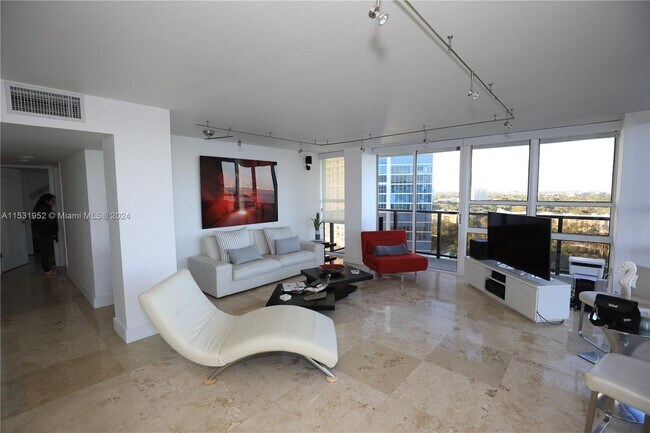 Foto del edificio - 600 NE 36th St