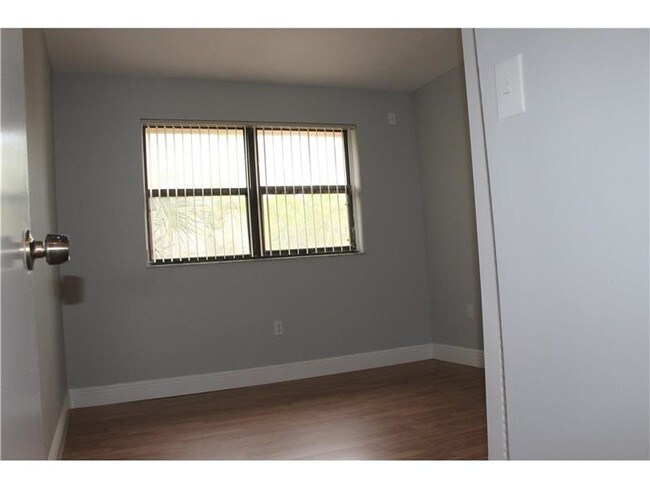 Foto del edificio - 7135 NW 179th St