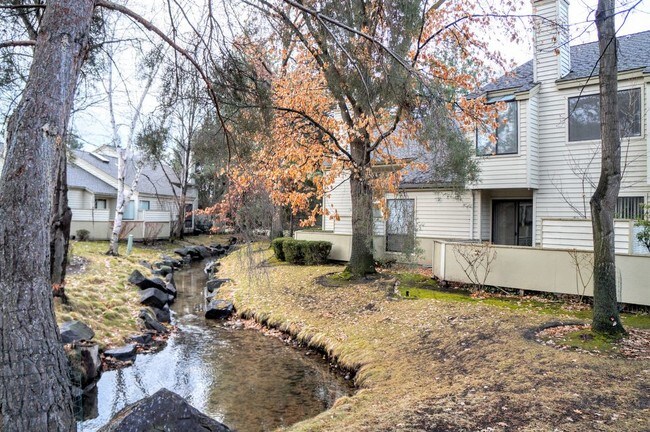 Building Photo - Beautiful Townhouse in River Run Subdivision