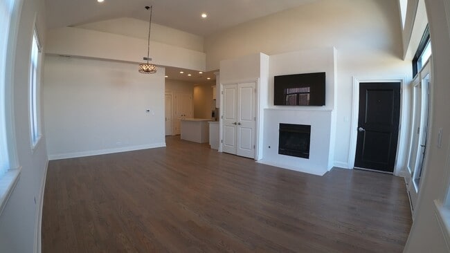 Building Photo - 1701 W Chicago Ave