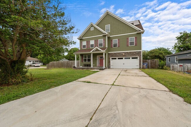 Building Photo - Spacious 6-Bedroom Home with Private Backyard in Norfolk