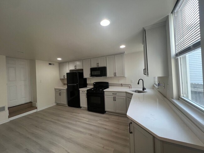 Building Photo - Beautifully Renovated Large 3 Bed/ 2 Bath ...