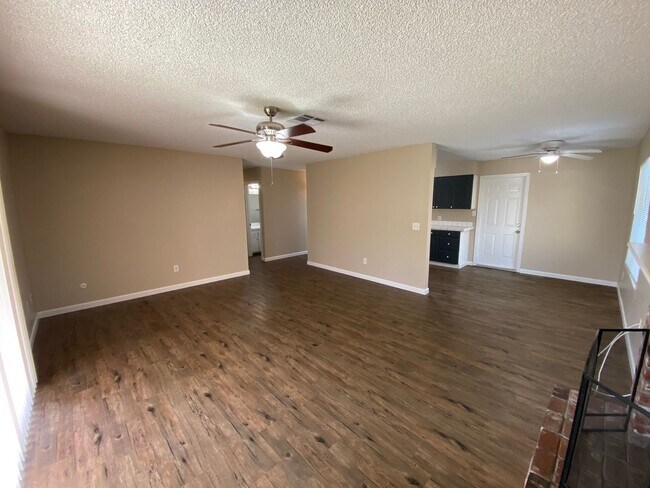 Building Photo - Nice SW Visalia home available in a great ...