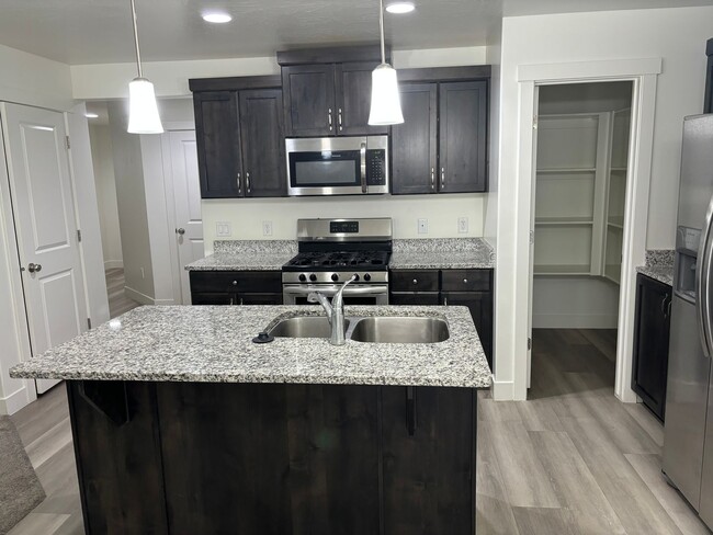 Foto del edificio - 4 bed 2 1/2 bath with 2 car garage in Dese...
