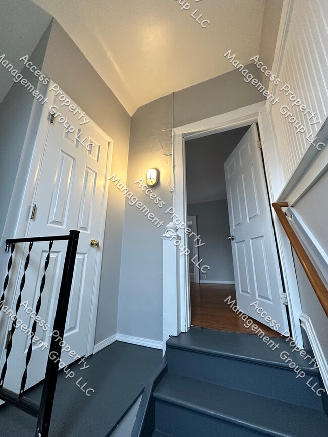 Building Photo - East Hills Upper Two Bedroom Unit