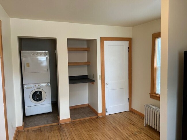 Building Photo - 2 Bedroom / 1 1/2 bath in Lake neighborhood