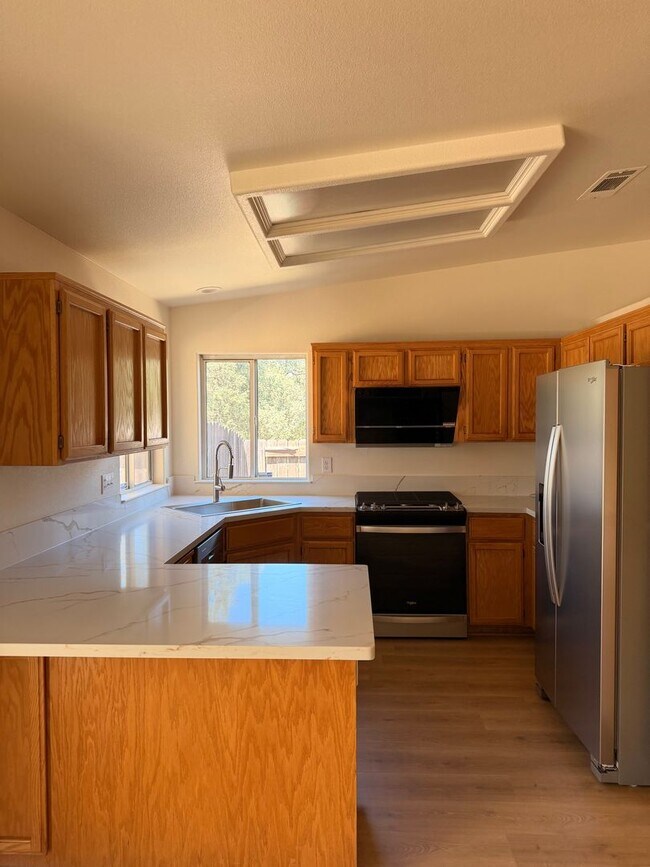Foto del edificio - Updated 3-bedroom, 2-bath home in Redding