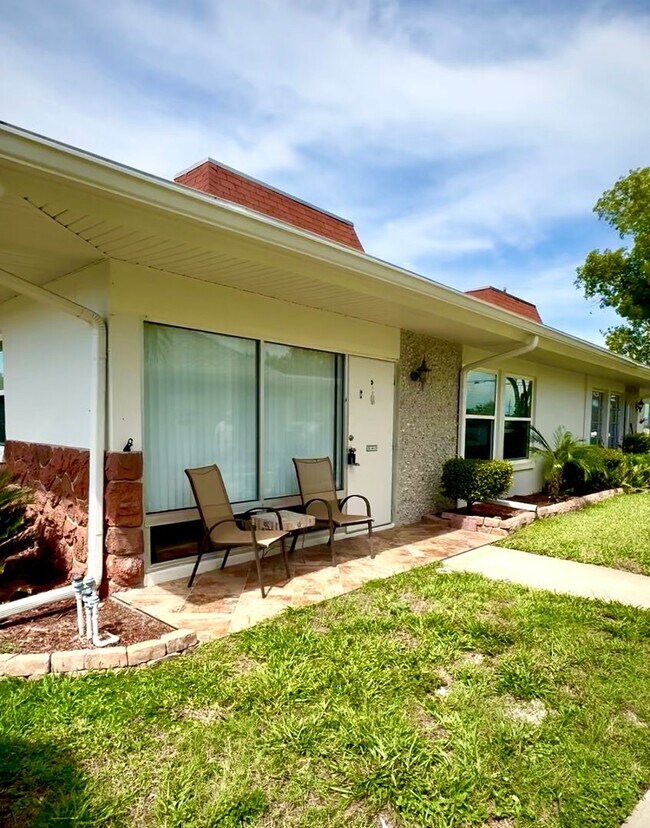 Foto del edificio - Beautifully Updated Condo in a Gated Activ...