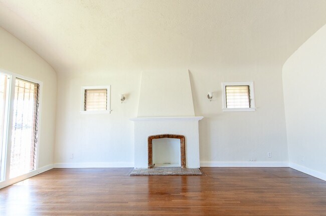 Building Photo - Stunning Single family house