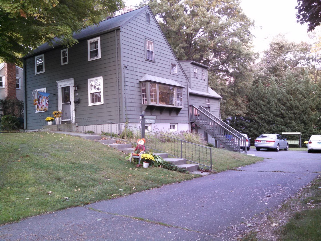 Apartment behind main house - 88 Main St