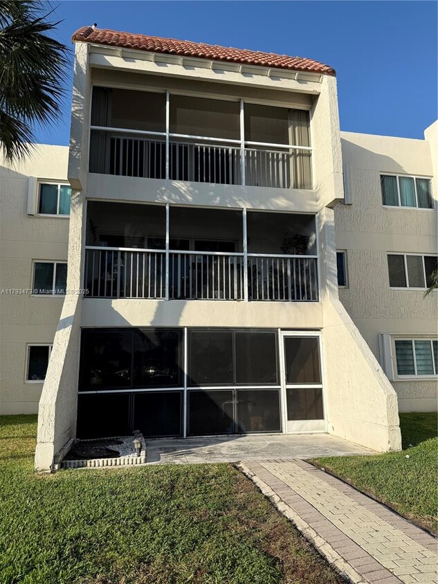 Primary Photo - 120 Lakeview Dr