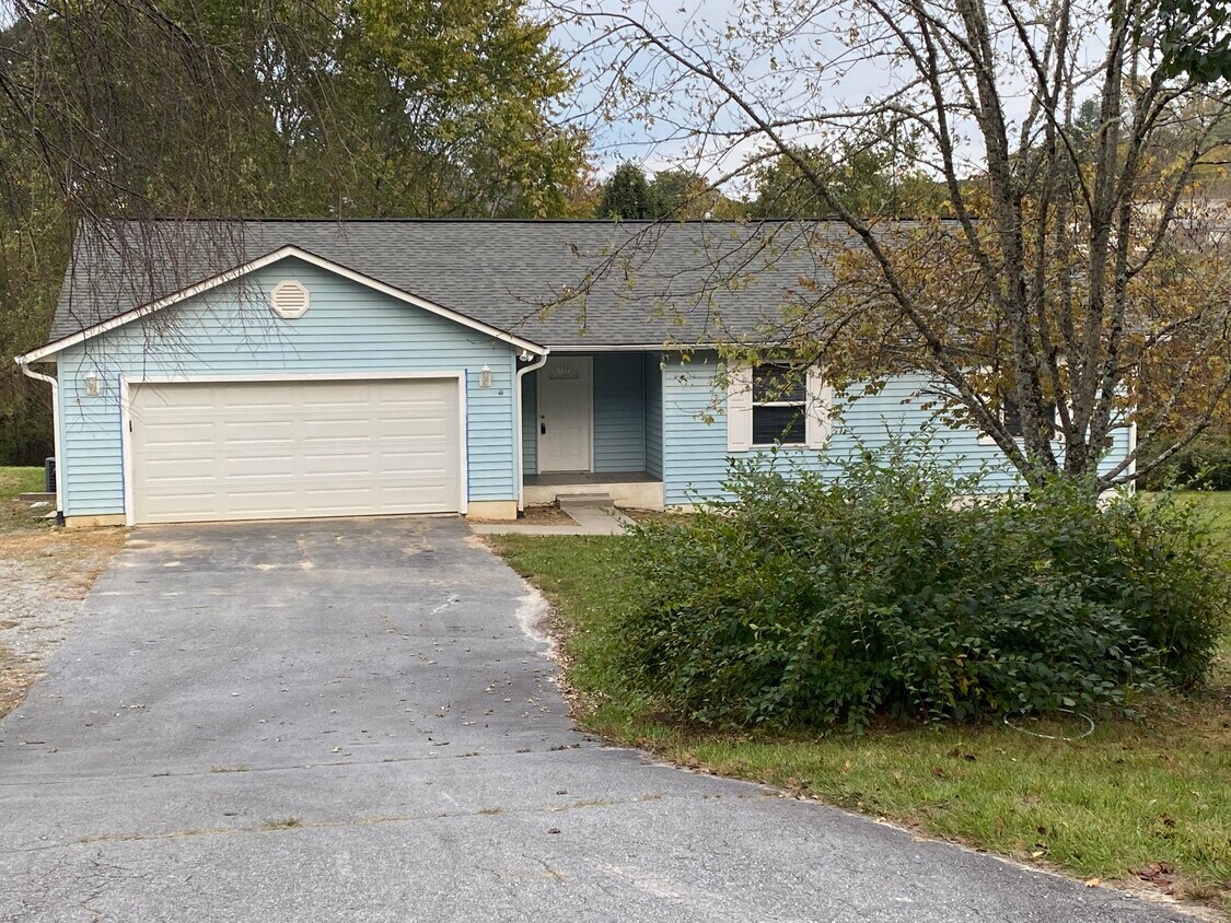 Primary Photo - 4 Belle Meadow Ln