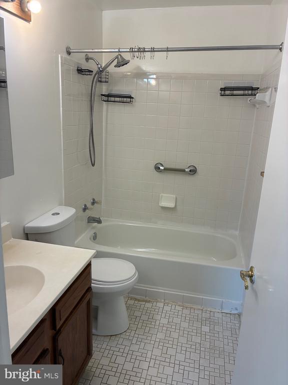 Building Photo - 8265 Londonderry Ct