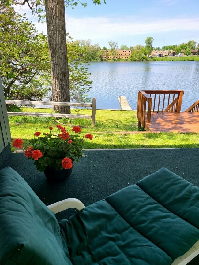 Building Photo - Three bedroom + Office on Maple Lake!