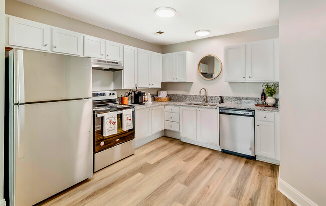 Cocina recientemente renovada en Oak Pointe Apartments en Burlington, NC - Oak Pointe Apartments