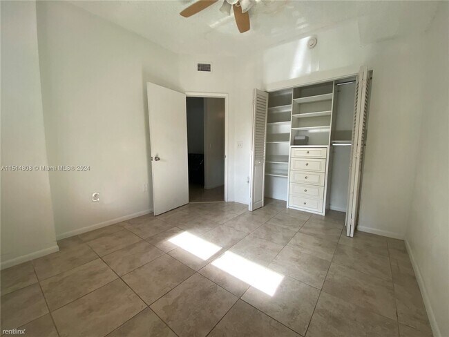 Foto del edificio - 3 br, 2 bath House - 6944 SW 39th St Apt B201