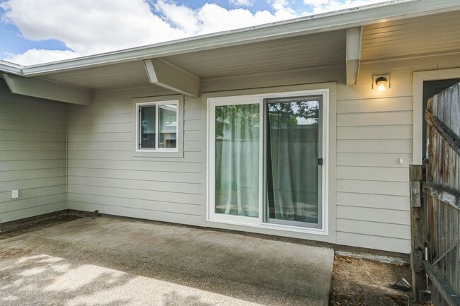 Building Photo - Updated 3 Bedroom 2 Bath Single Level Dupl...