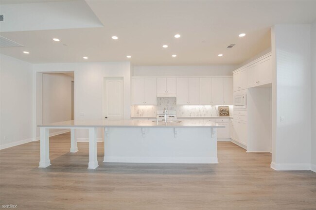 Building Photo - 5 br, 3 bath House - 24782 Melrose Drive