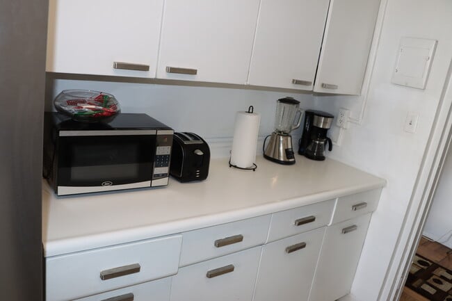 Furnished Appliances - 431 S Burnside Ave