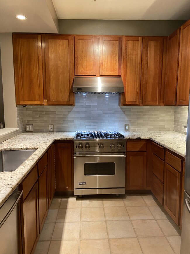 Kitchen, Viking range/hood - 1900 Alaskan Way