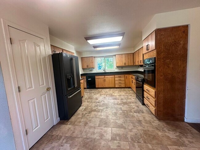 Foto del edificio - 4 Bedroom home with acreage