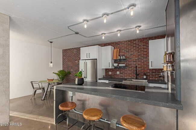 Foto del edificio - 207 W Clarendon Ave